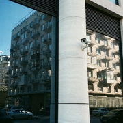 vemos un cámara de seguridad en el exterior de un edificio