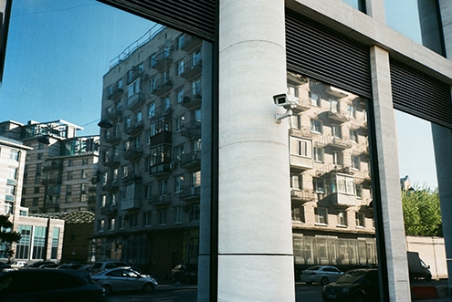 vemos un cámara de seguridad en el exterior de un edificio