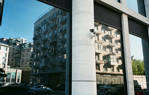 vemos un cámara de seguridad en el exterior de un edificio